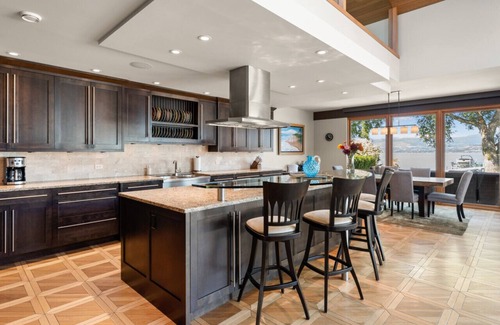 Central Okanagan House | Lakefront Grandeur: Okanagan Home With Pool & Tennis Court