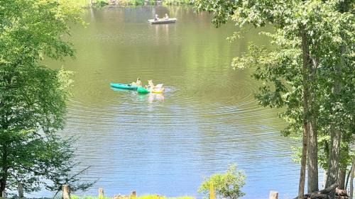 East Stroudsburg House | Lakefront Kayaks, HotTub FirePit Sauna Pool