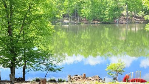 East Stroudsburg House | Lakefront Kayaks, HotTub FirePit Sauna Pool