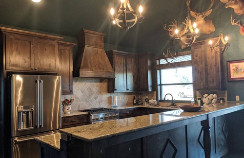 Grapeland House | Lakefront Lodge perfect for families or hunters.