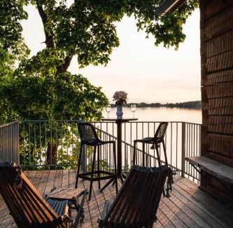 Lempaala Ski Chalet | Lakefront log suite