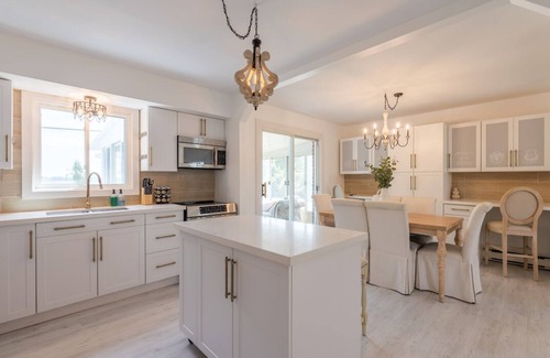 Greater Napanee House | Lakefront "Luxury" Fully Equipped Cottage with game room & deck.