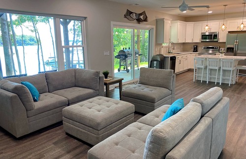 Gilbert Apartment | Lakefront Luxury Apartment on Lake Murray ~ Next to Marina