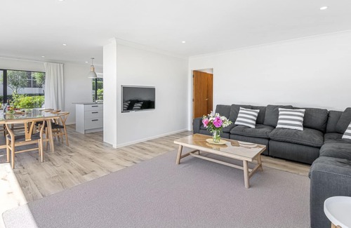 Hilltop House | Lakehaven - Lake Taupo Holiday Home