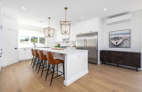 Brigus House | Lakehouse Retreat 5-bedroom, hot tub & gym, private lake access and dock