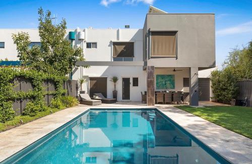Yarrawonga House | Lakehouse with Jetty & Pool