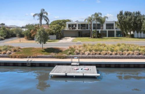 Yarrawonga House | Lakehouse with Jetty & Pool