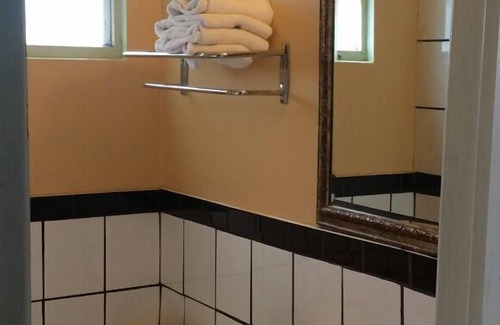 Whitby Hotel | Lakeridge Motel