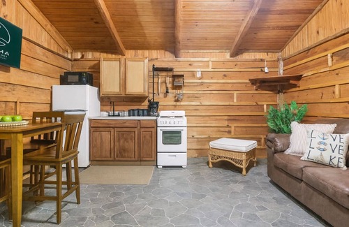 Madill Hotel | Lakeside 2BR Suite | Cozy & Comfortable Hotel Room at Texoma Shores Resort