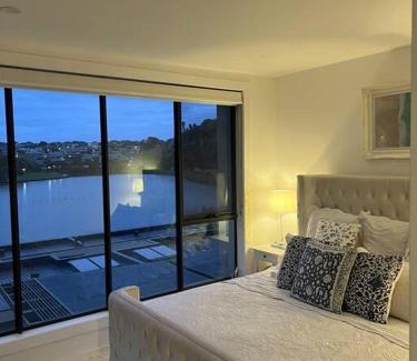 Keilor East House | Lakeside 3 Bedroom home.