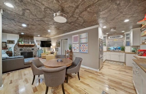 Vinita House | Lakeside Cabin at Check-In Bay