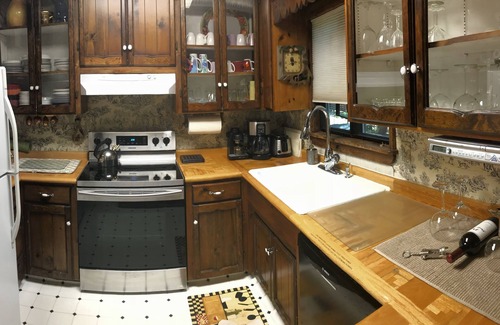 Nevada City Ski Chalet | 'Lakeside, Camp-Run-A-Muck', 4 Bdrm, 2 Bath - Can Sleep 8. Check our reviews