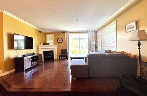 North End Condo | Lakeside condo w/outdoor pool, hot tub and sauna!