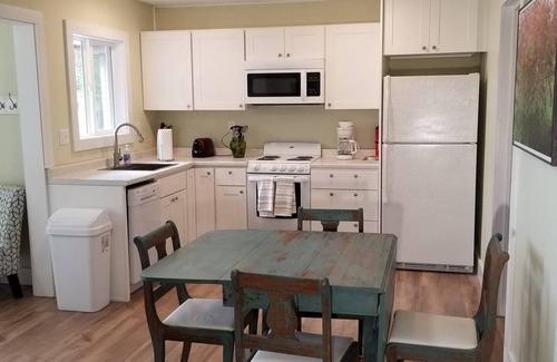 Frankfort Cottage | Lakeside Cottage #4, Waterfront , AC, Newly Remodeled, 8 Kayaks, 4 SUP, Rowboats