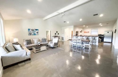 McQueeney House | Lakeside Escape