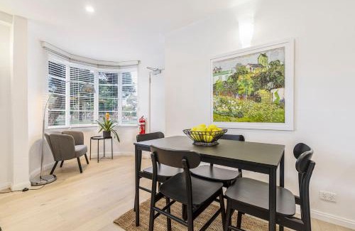 South Melbourne Apartment | Lakeside Glow - Stylish Retreat near Beach & Markets