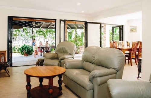 Wurtulla House | Lakeside Living! Waterfront 3Brm Home Wurtulla