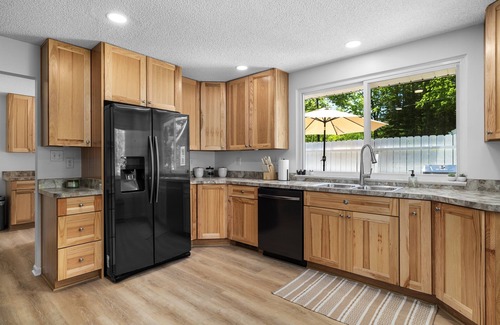 Gladwin House | Lakeside Lodge - Game Cave, Golf Greens! Sleeps 17