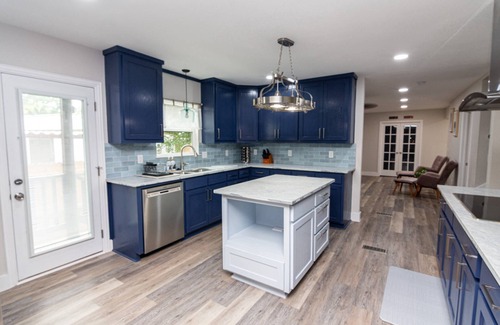 Granbury House | Lakeside Luxury Retreat on Lake Granbury! Pool, Hot Tub, Kayaks, and Game Room for Ultimate Fun!