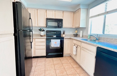 Chandler Condo | Lakeside Oasis with Ample Amenities!