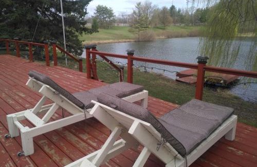 Adjala-Tosorontio Villa | Lakeside Private suite-Queen bed room