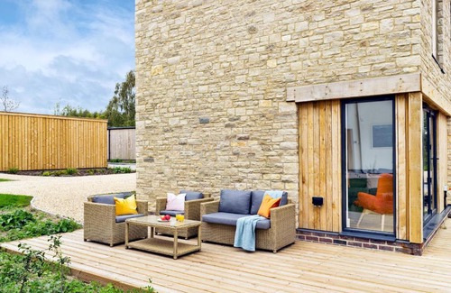 Holworth House | Lakeside property with spa access on a nature reserve Sunbird Cottage BV20