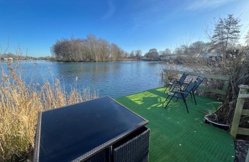 Tattershall House | Lakeside Retreat 1 with hot tub, private fishing peg situated at Tattershall Lakes Country Park