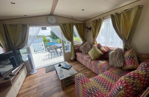 Tattershall House | Lakeside Retreat 1 with hot tub, private fishing peg situated at Tattershall Lakes Country Park