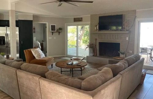 Jewett House | Lakeside Retreat at Lake Limestone Jewett, TX