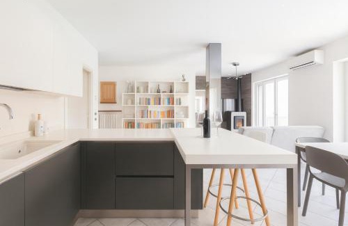 Paratico Apartment | LAKESIDE SERENITY ESCAPE - Free Wi-Fi and Private Parking Included