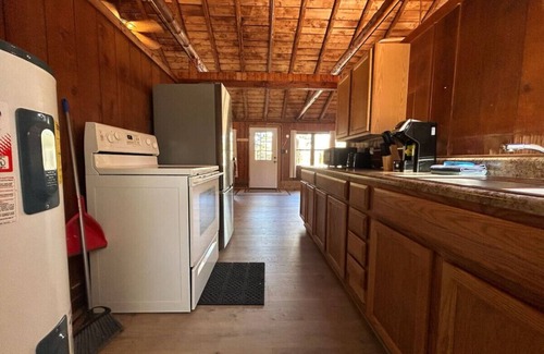 Applegate House | LakesideCharm: 2BR, A/C, grill
