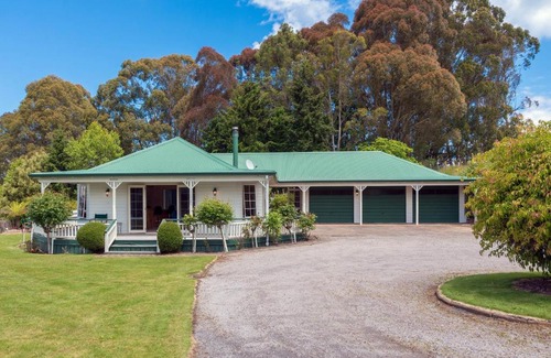 Acacia Bay House | Laketop Retreat - Acacia Bay Holiday Home