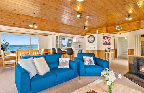 Acacia Bay House | Laketop Retreat - Acacia Bay Holiday Home