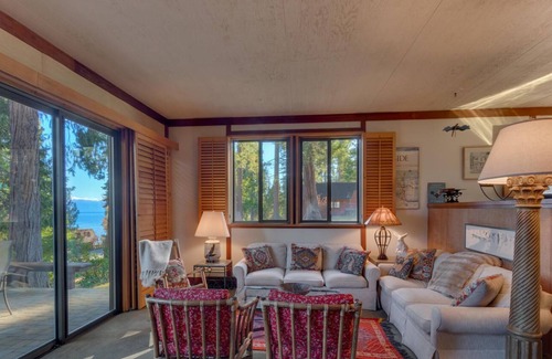 Tahoe Tavern House | Lakeview -10 minutes to Palisades Tahoe & Walk to Town!