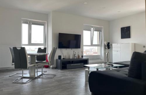 Militari Apartment | Lakeview 2 Room Penthouse Rooftop Terrace W15