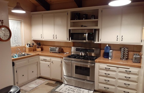 Crestline House | LAKEVIEW CABIN! AIRCONDITIONED! AMPLE PARKING !