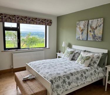 Enniskillen House | Lakeview Ensuite - Peaceful Country Escape