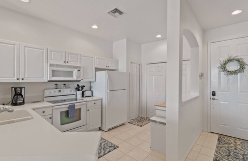 Fort Myers Condo | Lakeview Lanai in Fort Myers! Gated community with resort like amenities!