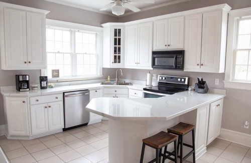 South Main Street House | Lakeview on Main Pool, Fire Pit and Walkable