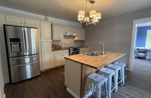 Livonia Cottage | Lakeview Retreat, nearby Letchworth Park, SUNY Geneseo, Fingerlakes Wineries