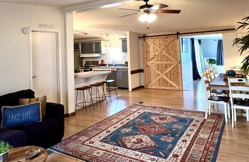 Pettit Cabin | Lakeview Sunset Oasis Retreat on Pettit Mt near Tahlequah, 4 min drive to lake