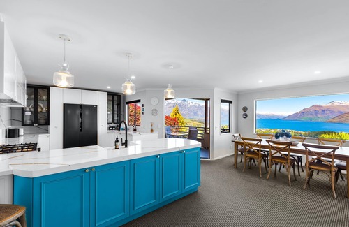 Queenstown House | LAKEVIEWS FROM SPA - PANORAMIC VIEWS, CLOSE TO TOWN, 3X ENSUITES, SKI-FIELDS