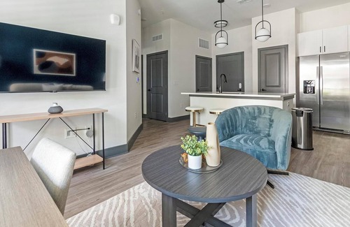 Southbank Apartment | Landing | Beautiful 1BD, Pool, Rooftop Lounge