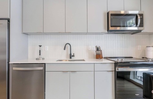 Durham Apartment | Landing | Stylish Studio, Rooftop Lounge, Pool