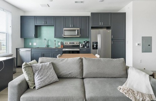 Northside Apartment | Landing | Stylish Studio, Gym, Pool