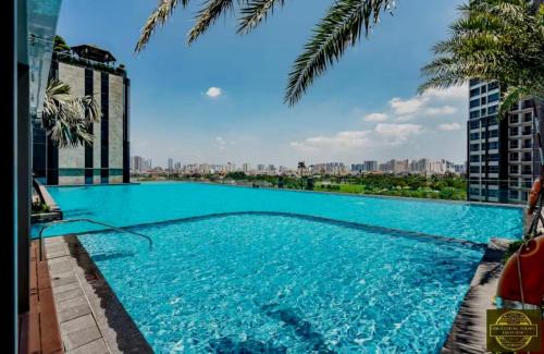 Hang Xanh Apartment | Landmark 81 Imperial Tower Hotel & Skyline Lounge in Ho Chi Minh City