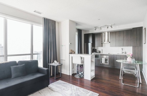 Toronto Entertainment District Hotel | Lanterra Downtown 1-bedroom. 2 bed, across CN Tower with parking