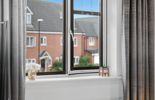 Coventry Apartment | Lara's 4 Bedroom House near Coventry