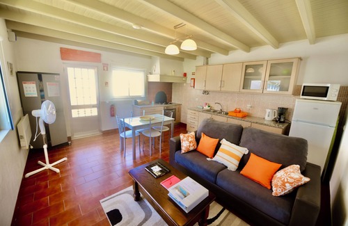 Mouraria House | Laranjeira - House with garden and private pool, parking and Wi-Fi