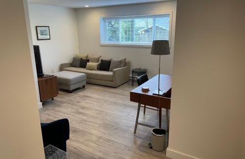 Upper Lonsdale House | Large 2 bedroom private suite !